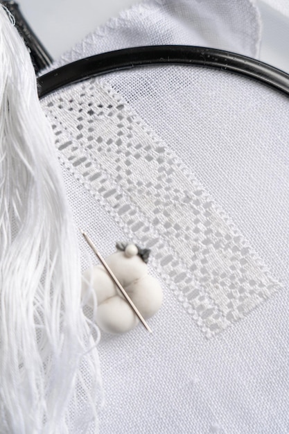 haft ręczny na tle tkaniny